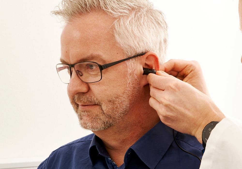 Patient får foretaget en høreprøve