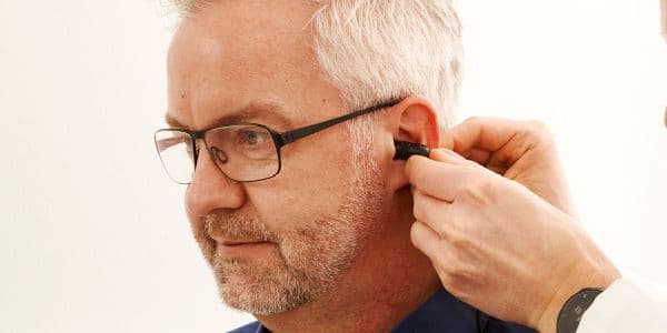 Patient får foretaget en høreprøve