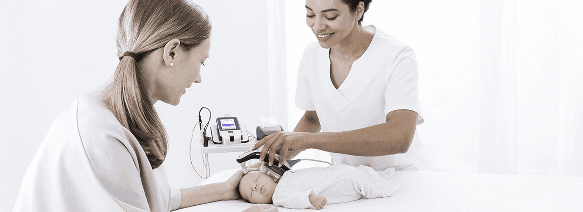 En baby gennemgår en hørescreening med easyScreen BERAphone