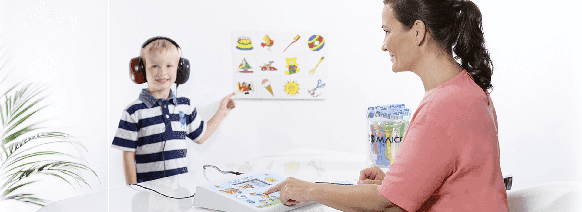 En dreng gennemgår en høretest udført af en kvindelig hørespecialist